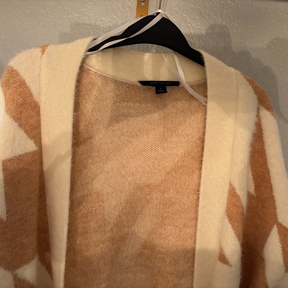 Ann Taylor Women's Cream and Tan Houndstooth Sweater Size Medium NWOT - Picture 2 of 4